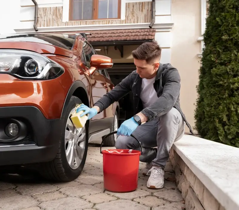 Lavage auto à domicile Les Hauts-d'Anjou : professionnel intervenant sur un véhicule